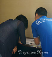 海龍國際搬家公司檢查包裝區(qū)域墻面地面，簽署報告，提示您保管好高價值的貴重物品