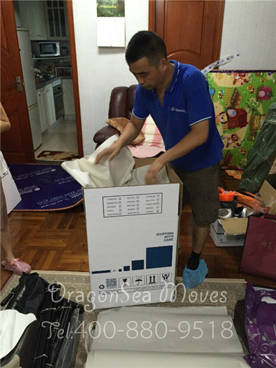 深圳國際海運(yùn)搬家到英國，集中托運(yùn)零碎物品精細(xì)包裝中