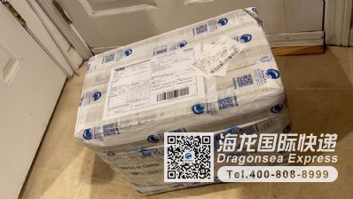 寄枸杞一包，黑木耳一包，麥冬兩包，香菇一包，北京同仁堂桑菊感冒片四盒，云南騰藥桑菊感冒片兩盒，蓮子一包，茯苓一包，九制陳皮一包，北芪一包，蘋(píng)果耳機(jī)一套，兩個(gè)蘋(píng)果手機(jī)充電頭，一條蘋(píng)果手機(jī)充電線，蘋(píng)果手機(jī)保護(hù)膜一張，蘋(píng)果手機(jī)殼兩個(gè)，蘋(píng)果手機(jī)鏡頭膜一張，兩包茶葉，一包橄欖，面膜兩盒,洗衣袋兩個(gè)去美國(guó)什么快遞公司便宜？ 